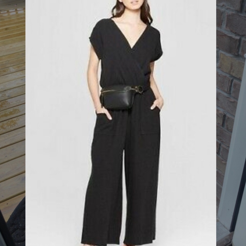 Universal Threads Black Romper w/ wide legs. LARGE